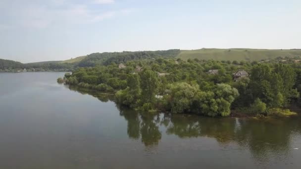 Vista Aérea Pequeño Pueblo Área Rural Entre Árboles Verdes Orilla — Vídeos de Stock