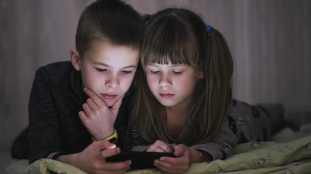 Dos Niños Hermano Hermana Viendo Vídeo Pantalla Del Teléfono Inteligente — Vídeo de stock