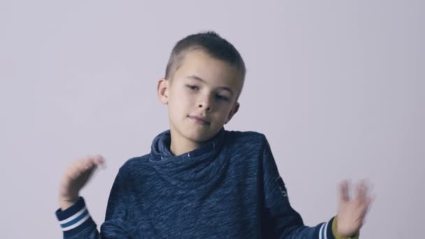 Porträt Eines Jungen Der Schulterzuckend Unschuldig Macht Ich Weiß Nicht — Stockvideo