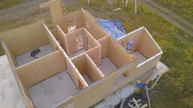 Yeni ve modern modüler evin inşaatı. İçinde köpük yalıtım malzemesi olan kompozit ahşap panellerden yapılmış duvarlar. Yeni enerji tasarruflu ev kavramı oluşturuluyor.