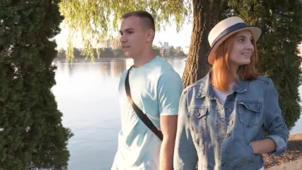 Feliz Casal Adolescente Andando Parque Outono Margem Lago Conversando Felizes — Vídeo de Stock