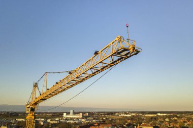 Parlak mavi gökyüzü kopya uzay arka plan üzerinde Kule vinç, şehir toprakları