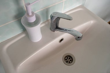 Parlak paslanmaz çelik suyu olan beyaz seramik yıkama leğenleri.