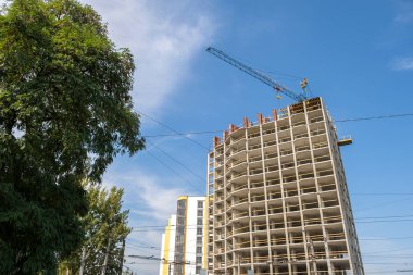 İnşaat halindeki uzun apartmanın beton iskeleti ve...