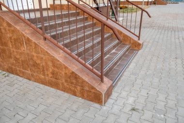 Metal R seramik karolarla kaplı beton giriş merdivenleri.