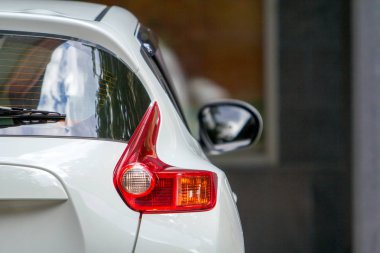 Caddenin kenarına park edilmiş bir arabanın arka lambası.