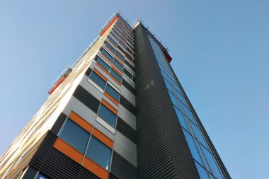 Yüksek çok katlı ofis binasının alçak açılı görüntüsü.