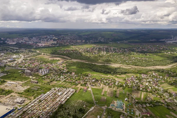 Luftaufnahme von Stadt oder Dorf mit Häuserzeilen und kurvigen — Stockfoto