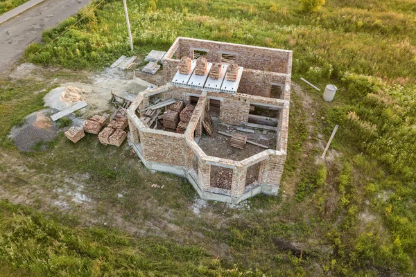 Vista aérea do local de construção para casa futura, porão de tijolo fl — Fotografia de Stock