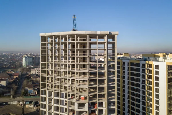 Veduta aerea della struttura in cemento di alto condominio sotto c — Foto Stock