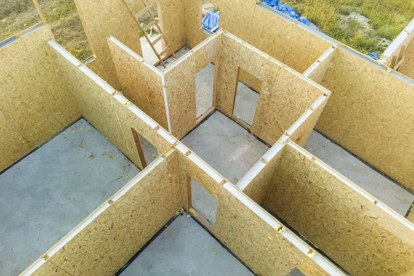 Yeni ve modern modüler ev inşaatı. Co yapılan duvarlar — Stok fotoğraf