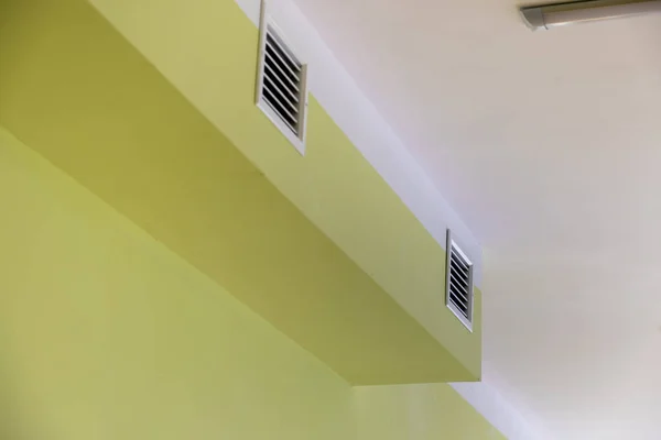 Вентиляционный вал с решетками на потолке . — стоковое фото