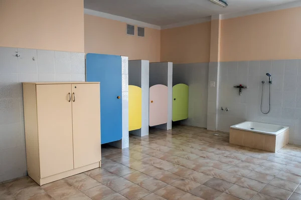 Πολύχρωμες πόρτες τουαλέτας στο εσωτερικό του δημοτικού σχολείου. — Φωτογραφία Αρχείου