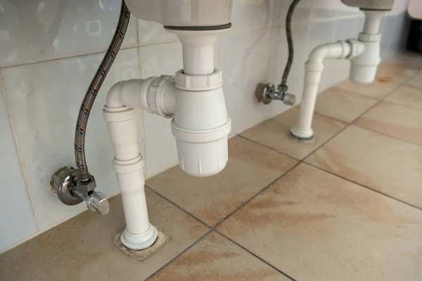 Gros plan de tuyau en plastique blanc drain sous lavabo dans la baignoire — Photo