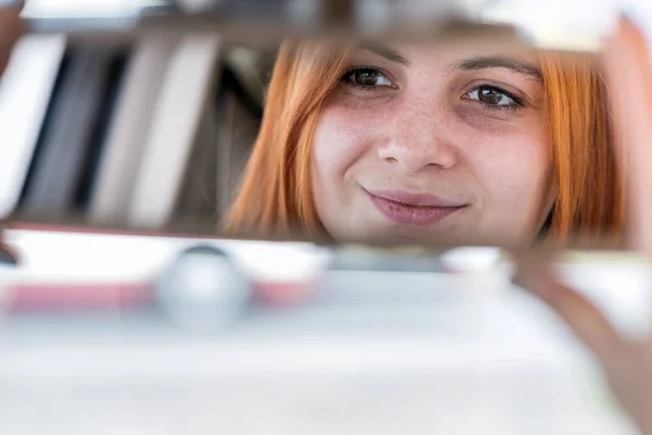 Молодая женщина водитель проверяет зеркало заднего вида смотреть назад W — стоковое фото
