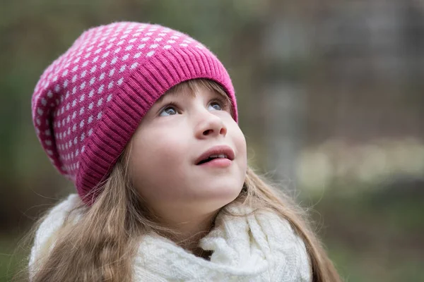 Mooi kind meisje in warm gebreide winter kleding buiten. — Stockfoto