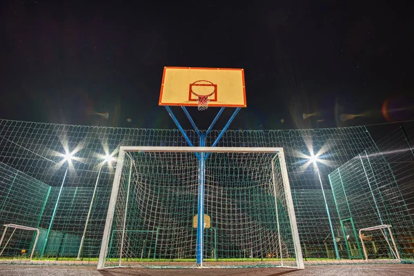 Utomhus mini fotboll och basketplan med Ball Gate och b — Stockfoto