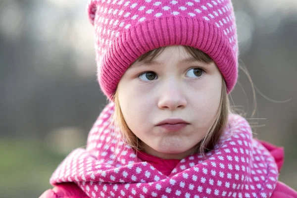 Mooi kind meisje in warm gebreide winter kleding buiten. — Stockfoto