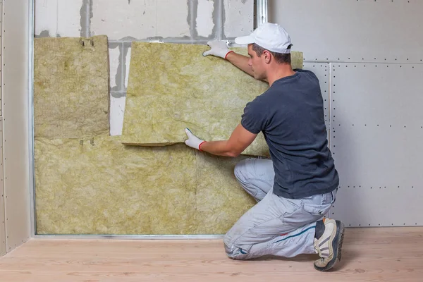 Worker insulating a room wall with mineral rock wool thermal ins — Stock Photo, Image