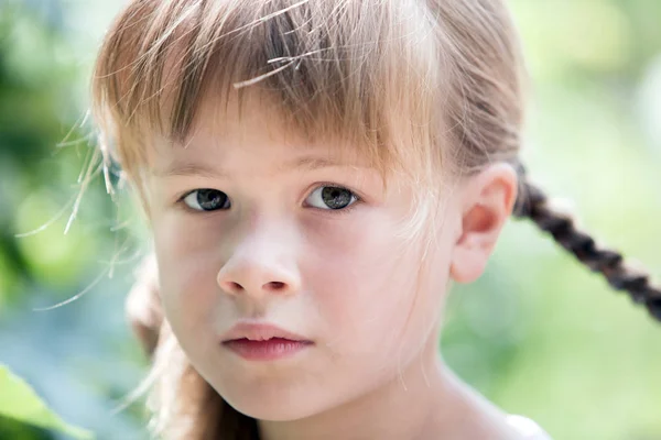 Close-up portret van gelukkig lachend klein meisje met lang haar ou — Stockfoto