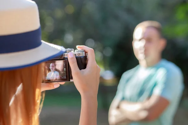 Jovem casal adolescente tirando fotos um do outro ao ar livre em — Fotografia de Stock
