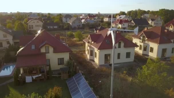 Flygfoto Ett Privat Bostadshus Med Solpaneler Tak Och Vindkraftverk — Stockvideo