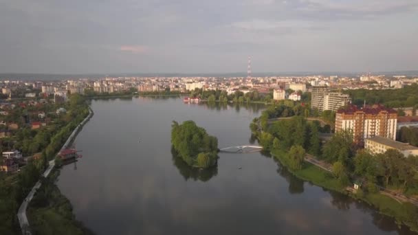 Vue Aérienne Grand Lac Une Île Dans Centre Ville Ivano — Video