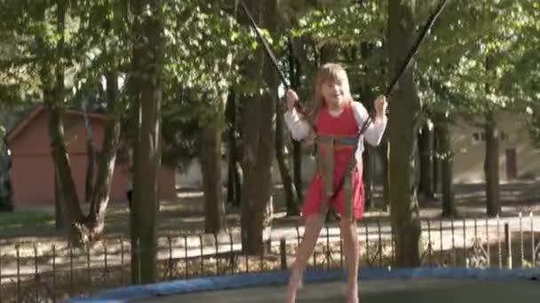 Κορίτσι Παιδί Άλμα Στερεώνεται Ένα Τραμπολίνο Στο Πάρκο Καλοκαίρι — Αρχείο Βίντεο