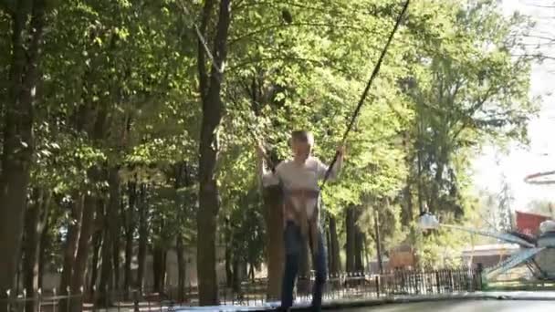 Παιδί Πηδάει Δεμένο Ένα Τραμπολίνο Στο Καλοκαιρινό Πάρκο — Αρχείο Βίντεο