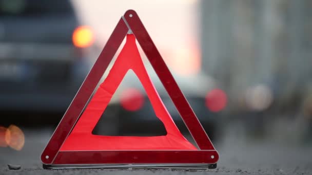 Czerwony Znak Stopu Awaryjnego Zepsutym Niewyraźnym Samochodem Migającymi Światłami Ulicy — Wideo stockowe