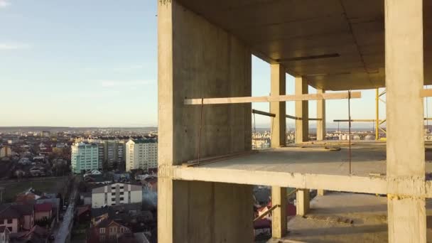 Bir Şehirde Inşaat Halindeki Tamamlanmamış Uzun Apartmanın Beton Çerçevesinin Havadan — Stok video