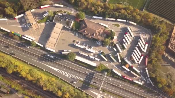 Von Oben Nach Unten Luftaufnahme Der Autobahn Mit Schnell Fahrendem — Stockvideo