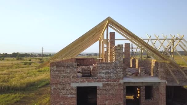 Aerial view of unfinished brick house with wooden roof structure under construction. — Stock Footage Aerial View Unfinished Brick House Wooden Roof Structure Construction Stock Footage