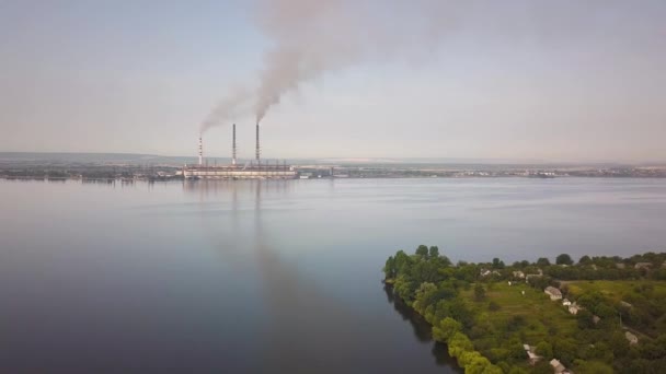 Вид Воздуха Маленькую Деревню Между Зелеными Деревьями Большим Озером Высокими — стоковое видео