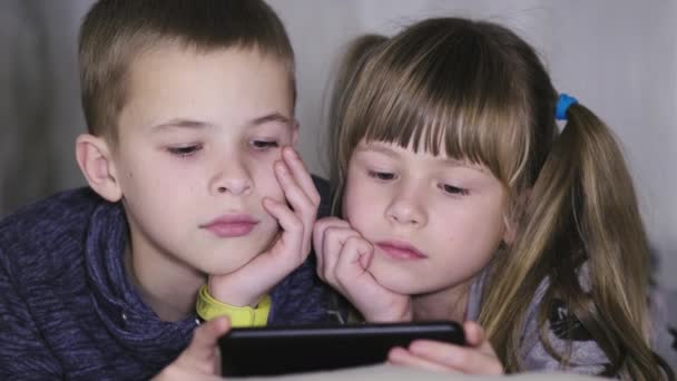 Dos Niños Hermano Hermana Viendo Vídeo Pantalla Del Teléfono Inteligente — Vídeo de stock