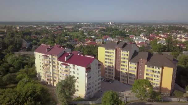 Vue Aérienne Immeuble Appartements Plusieurs Étages Dans Quartier Résidentiel Verdoyant — Video