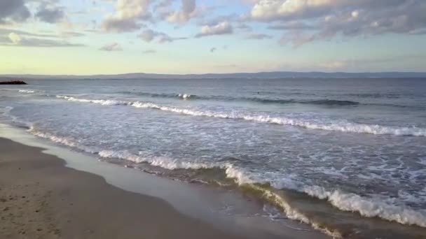 Vista Aérea Una Superficie Marina Con Olas Agua Azul Bajo — Vídeo de stock