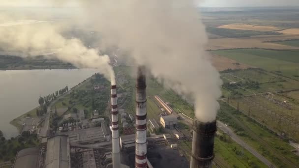 Αεροφωτογραφία Των Σωλήνων Υψηλής Καμινάδας Γκρίζο Καπνό Από Εργοστάσιο Παραγωγής — Αρχείο Βίντεο
