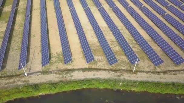 Flygfoto Över Solkraftverk Elektriska Paneler För Produktion Ren Ekologisk Energi — Stockvideo