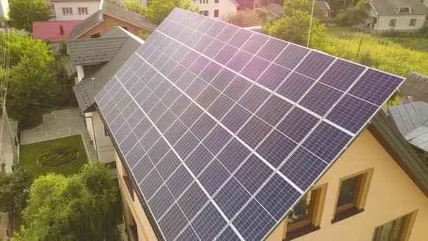 屋根の上に青い光沢のある太陽光発電パネルシステムと新しい近代的な住宅コテージの空中トップビュー — ストック動画