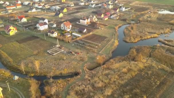 Letecká Krajina Malého Města Nebo Vesnice Řadami Obytných Domů Zelených — Stock video