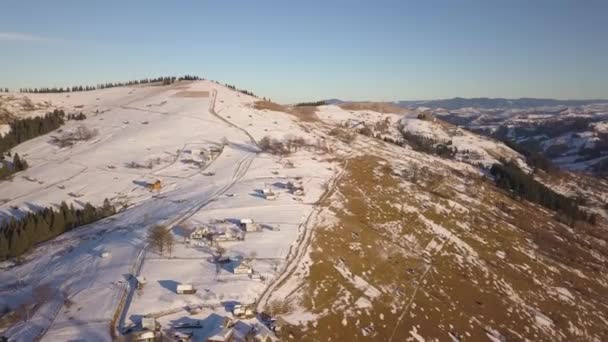 Luchtfoto Van Klein Dorp Met Verspreide Huizen Besneeuwde Heuvels Winter — Stockvideo