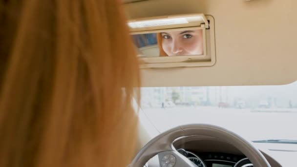 Joven Conductora Pelirroja Volante Revisando Maquillaje Espejo Retrovisor — Vídeo de stock