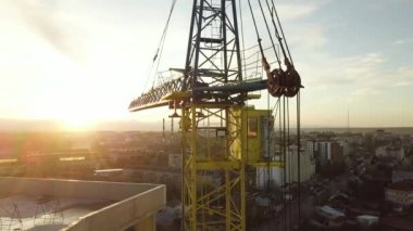 Bir şehirde inşaat halindeki tamamlanmamış uzun apartmanın beton çerçevesinin havadan görüntüsü..