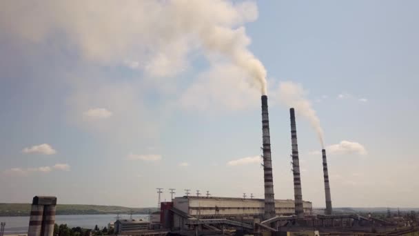 Zicht Vanuit Lucht Hoge Schoorsteenpijpen Met Grijze Rook Van Kolencentrales — Stockvideo