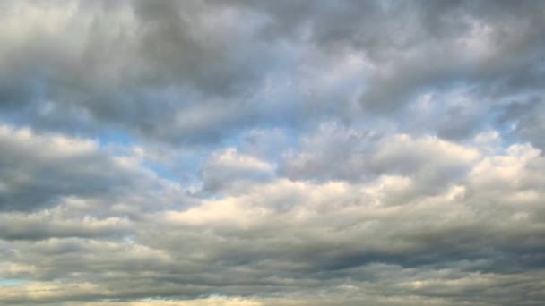 Tijdsverloop Beelden Met Snel Bewegende Storm Wolken Blauwe Lucht — Stockvideo