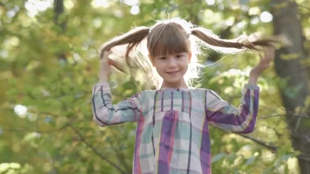 Portret Van Gelukkig Kind Meisje Gooien Herfst Gele Bladeren Lucht — Stockvideo