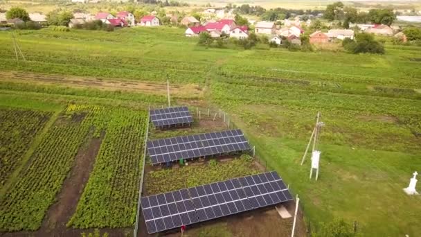 Flygfoto Rad Blå Solpaneler Installerade Marken Bostadsområdet — Stockvideo