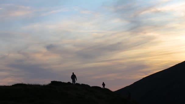 夜间山地徒步旅行者的黑暗轮廓 — 图库视频影像