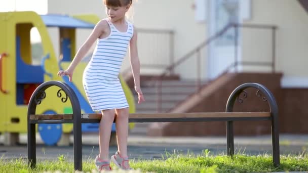 Linda Niña Esperando Madre Sentada Banco Patio Verano Jardín Infantes — Vídeo de stock